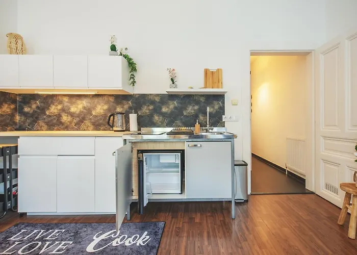 Delightful - Near Subway Apartman *